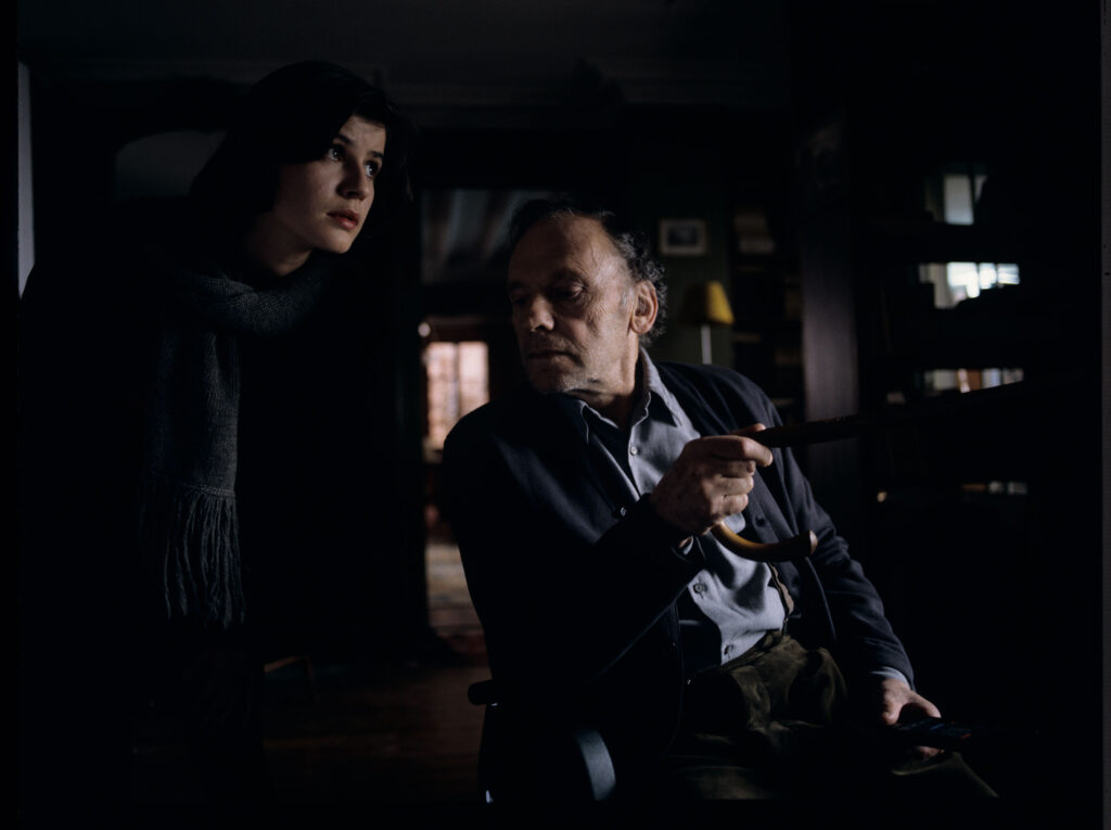 Emerytowany sędzia Joseph Kern (Jean-Louis Trintignant) i Valentine (Irène Jacob) w mieszkaniu sędziego.