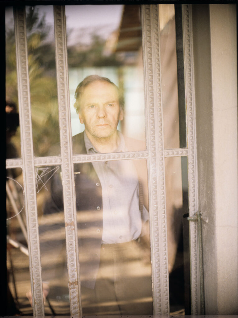 Emerytowany sędzia Joseph Kern (Jean-Louis Trintignant) w swoim mieszkaniu.