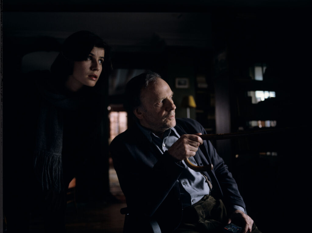 Emerytowany sędzia Joseph Kern (Jean-Louis Trintignant) i Valentine (Irène Jacob) w mieszkaniu sędziego.