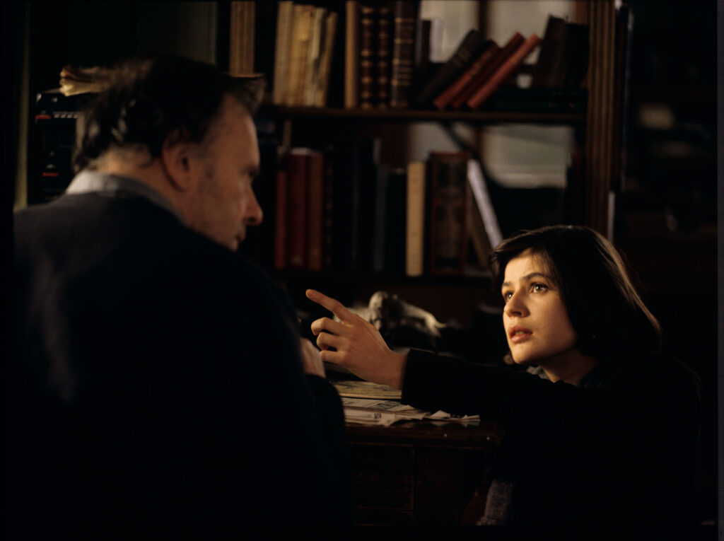 Emerytowany sędzia Joseph Kern (Jean-Louis Trintignant) i Valentine (Irène Jacob) w mieszkaniu sędziego.
