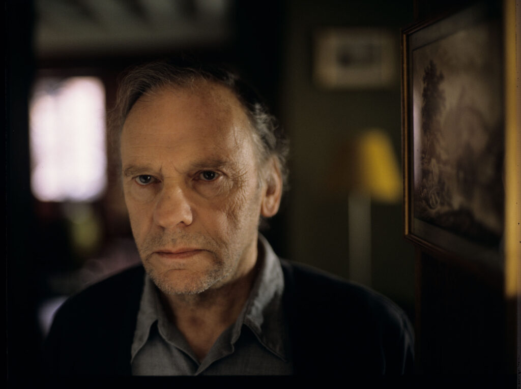Emerytowany sędzia Joseph Kern (Jean-Louis Trintignant) w swoim mieszkaniu.