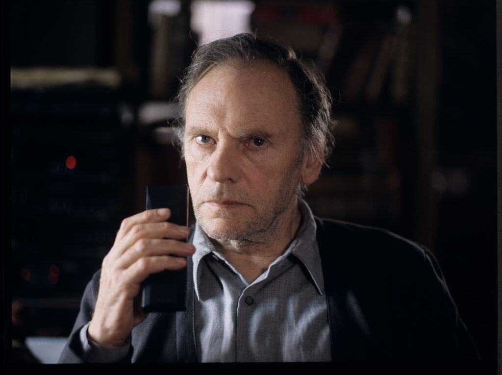 Emerytowany sędzia Joseph Kern (Jean-Louis Trintignant) w swoim mieszkaniu.
