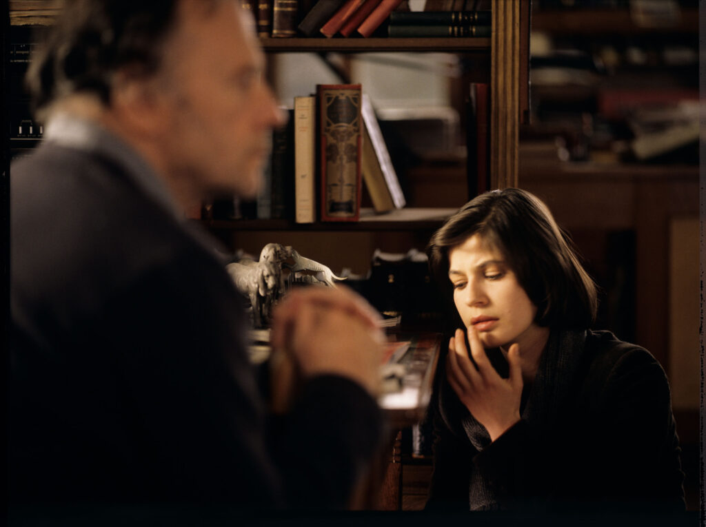 Emerytowany sędzia Joseph Kern (Jean-Louis Trintignant) i Valentine (Irène Jacob) w mieszkaniu sędziego.
