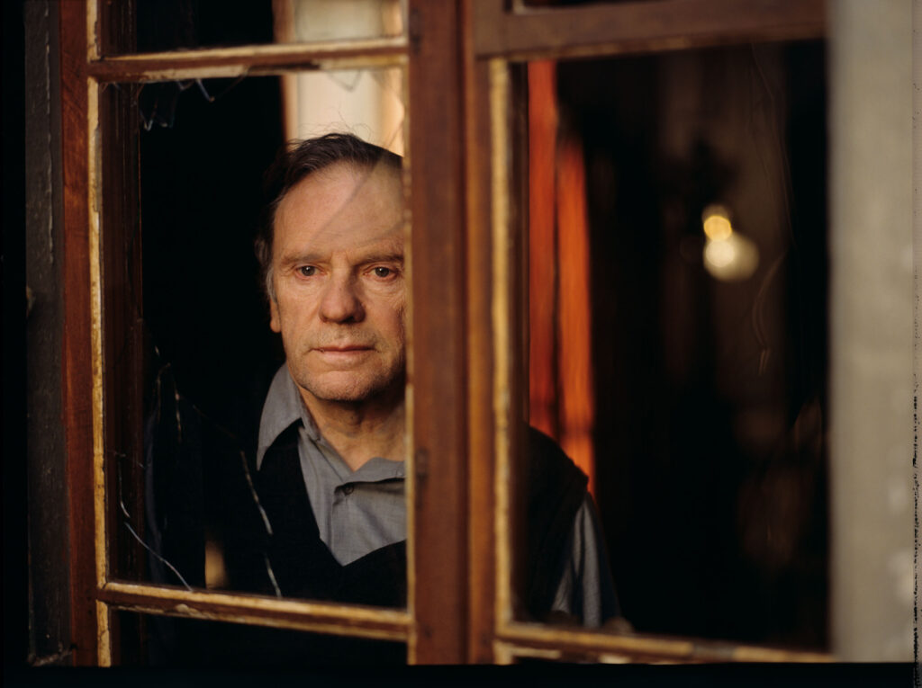 Emerytowany sędzia Joseph Kern (Jean-Louis Trintignant) w swoim mieszkaniu.