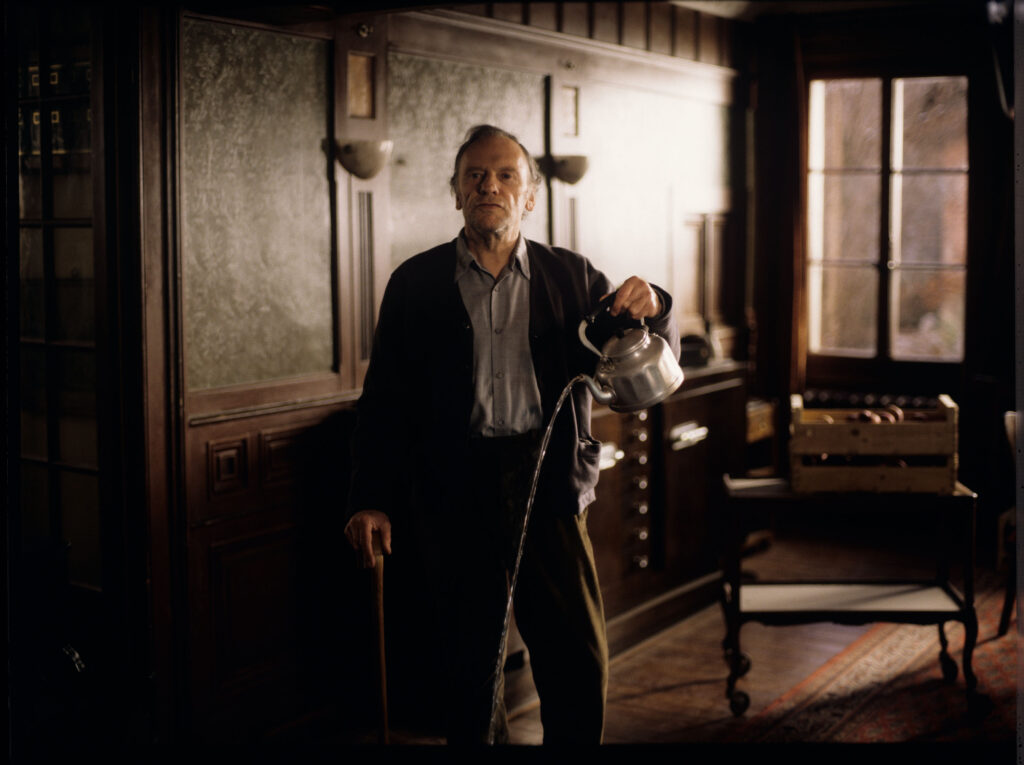 Emerytowany sędzia Joseph Kern (Jean-Louis Trintignant) w zamyśleniu wylewa wrzątek z czajnika na podłogę.