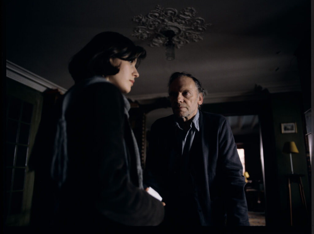 Emerytowany sędzia Joseph Kern (Jean-Louis Trintignant) i Valentine (Irène Jacob) w mieszkaniu sędziego.