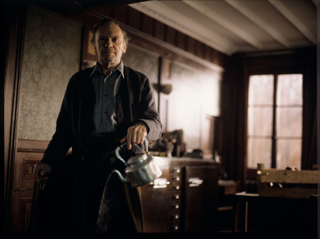 Emerytowany sędzia Joseph Kern (Jean-Louis Trintignant) w zamyśleniu wylewa wrzątek z czajnika na podłogę.