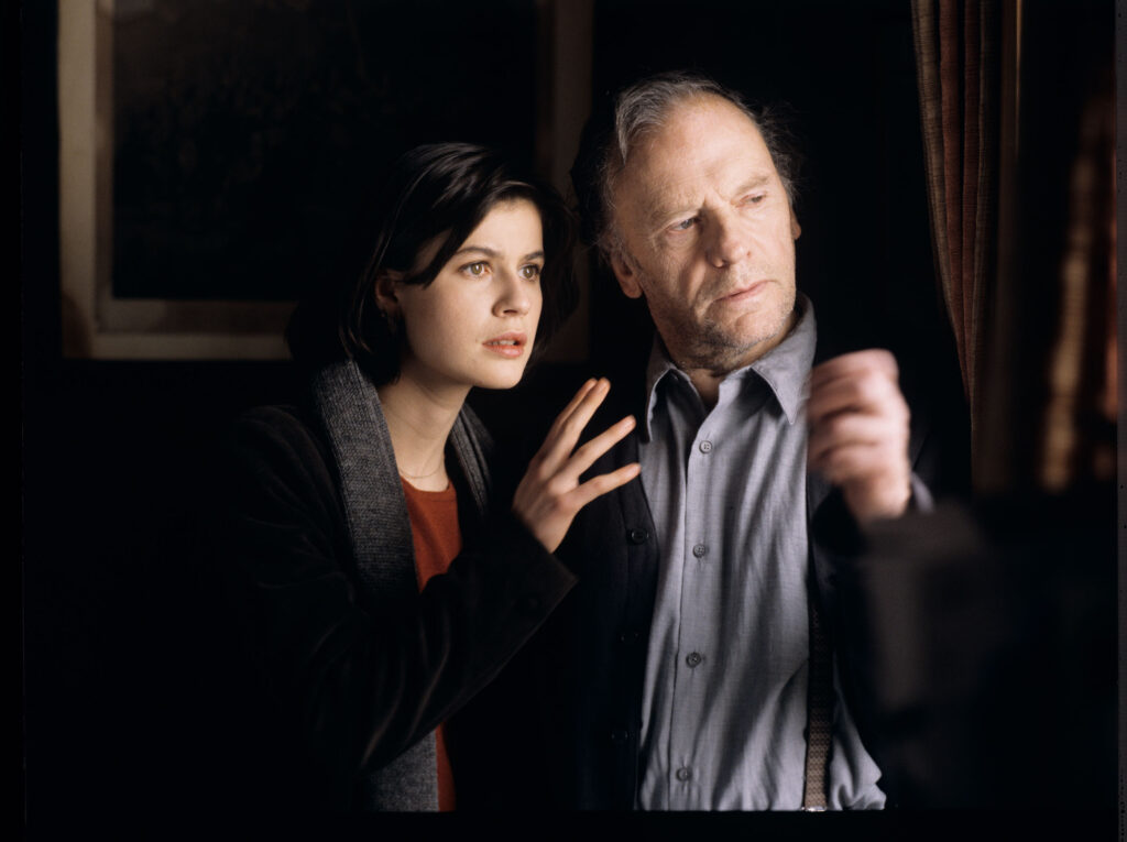 Emerytowany sędzia Joseph Kern (Jean-Louis Trintignant) i Valentine (Irène Jacob) w mieszkaniu sędziego.