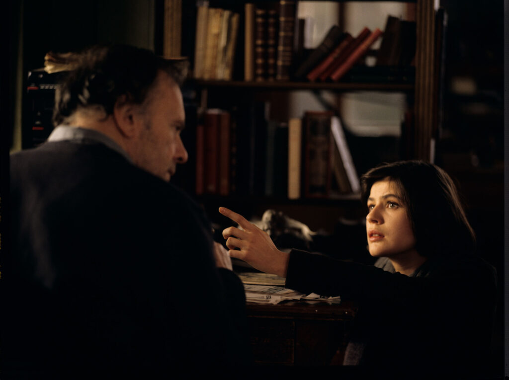 Emerytowany sędzia Joseph Kern (Jean-Louis Trintignant) i Valentine (Irène Jacob) w mieszkaniu sędziego.