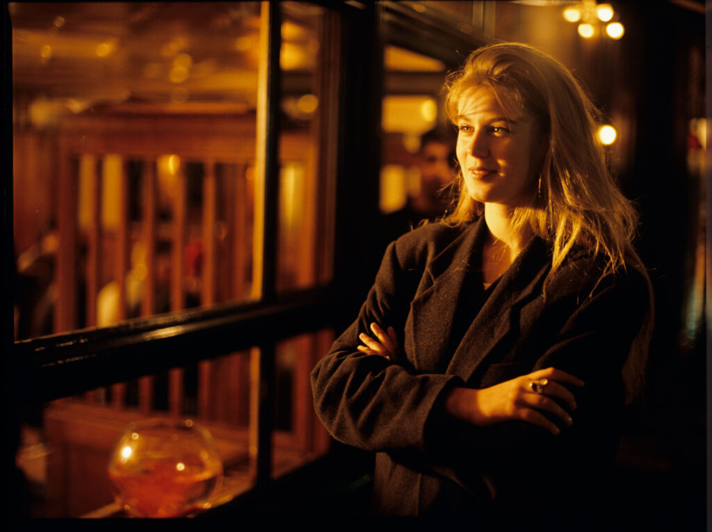 Karin (Frederique Feder) przed kawiarnią.