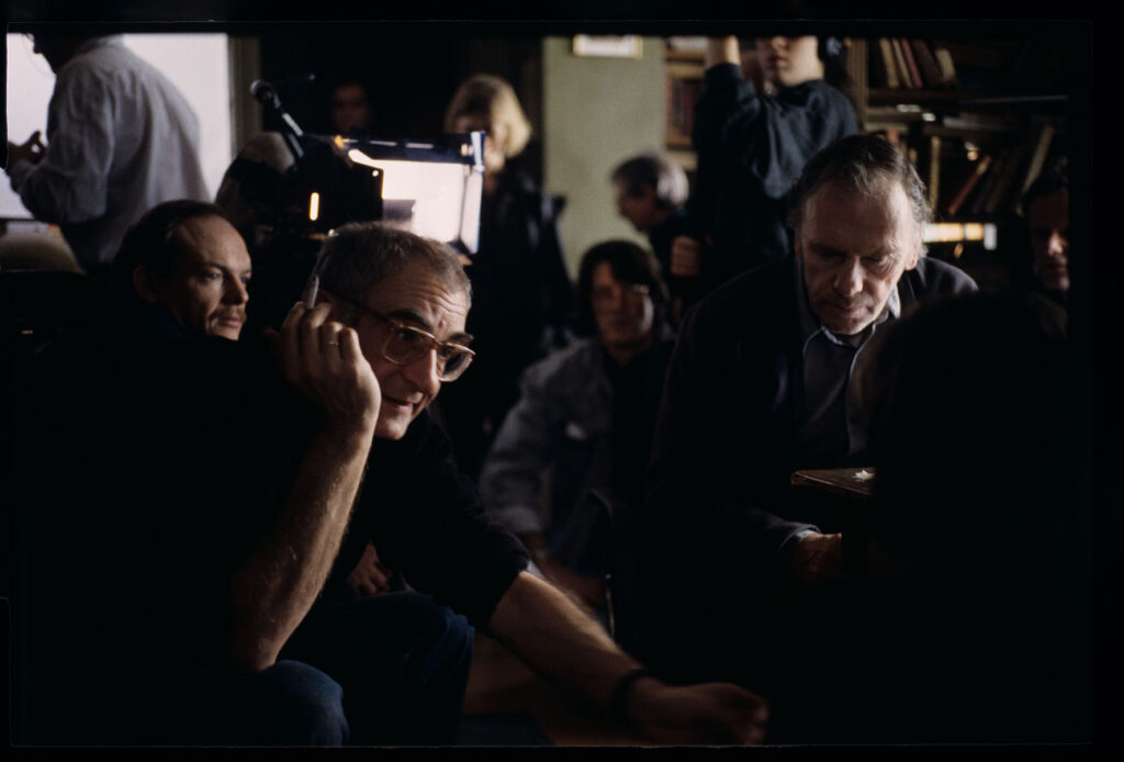 Kręcenie sceny w mieszkaniu sędziego. Na zdjęciu między innymi Kieślowski (reżyser), Charvaz (rekwizytor).