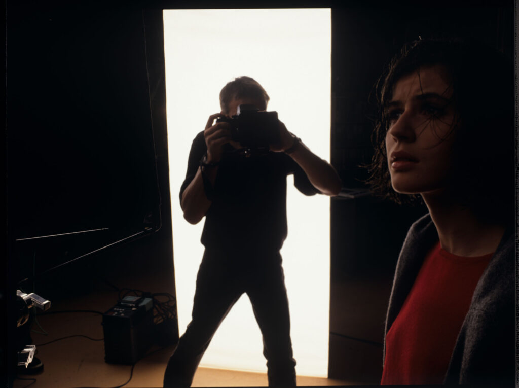Valentine (Irène Jacob) z Fotografem (Samuel Le Bihan) podczas sesji zdjęciowej do kampanii reklamowej.