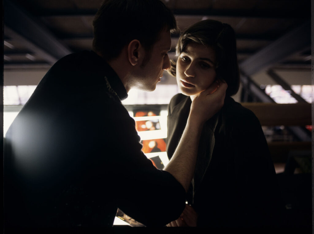 Valentine (Irène Jacob) z Fotografem (Samuel Le Bihan).