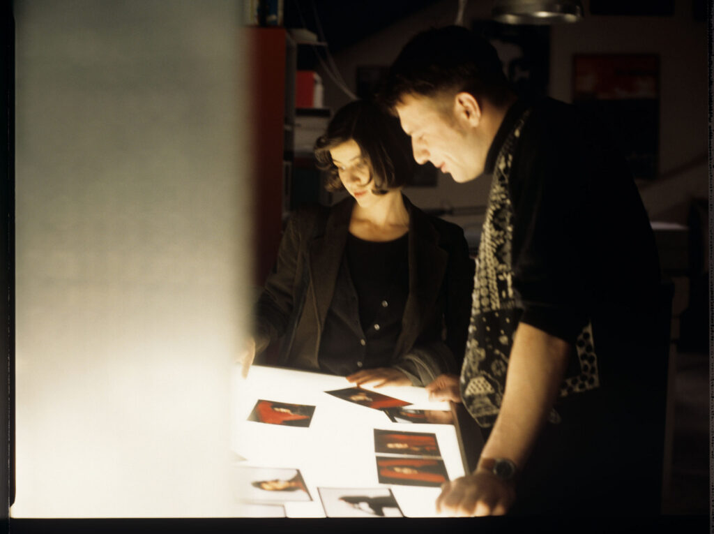 Valentine (Irène Jacob) and a photographer (Samuel Le Bihan) choose photos for a billboard that will hang on a Geneva street.