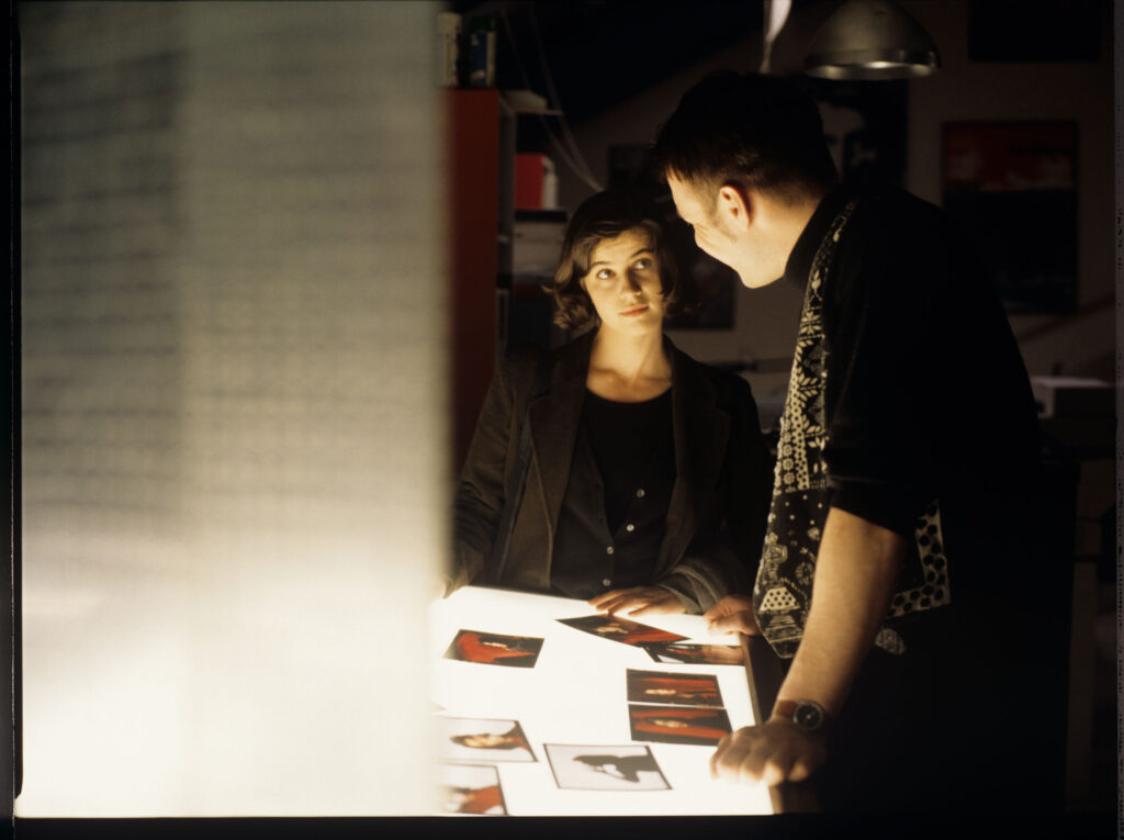 Valentine (Irène Jacob) z fotografem (Samuel Le Bihan) wybierają zdjęcia do billboardu, któy zawiśnie na genewskiej ulicy.