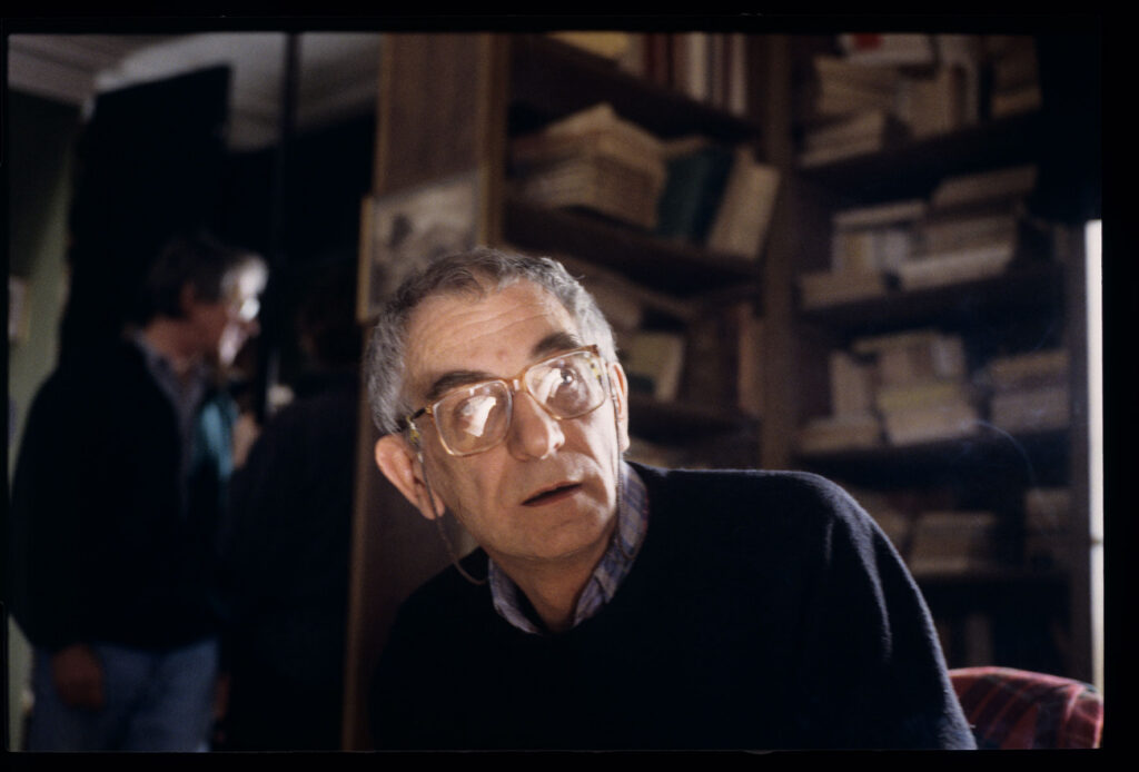 Krzysztof Kieślowski (reżyser) na planie zdjęciowym w mieszkaniu sędziego.