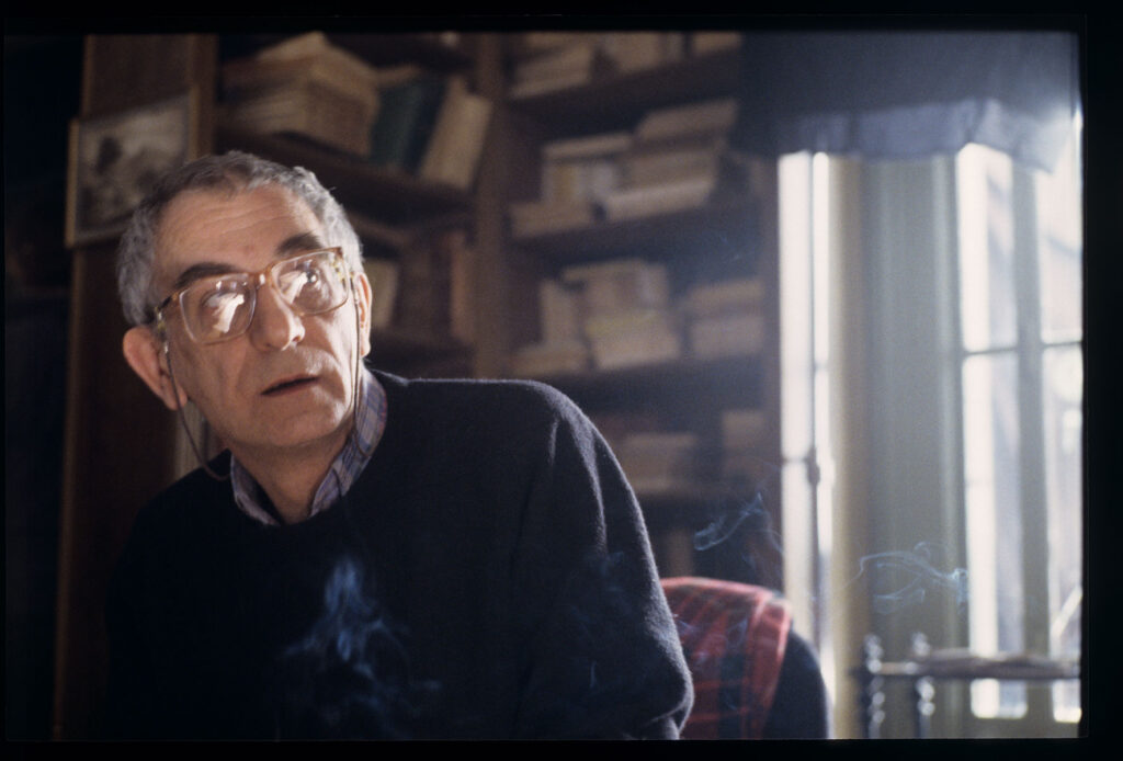 Krzysztof Kieślowski (reżyser) na planie zdjęciowym w mieszkaniu sędziego.