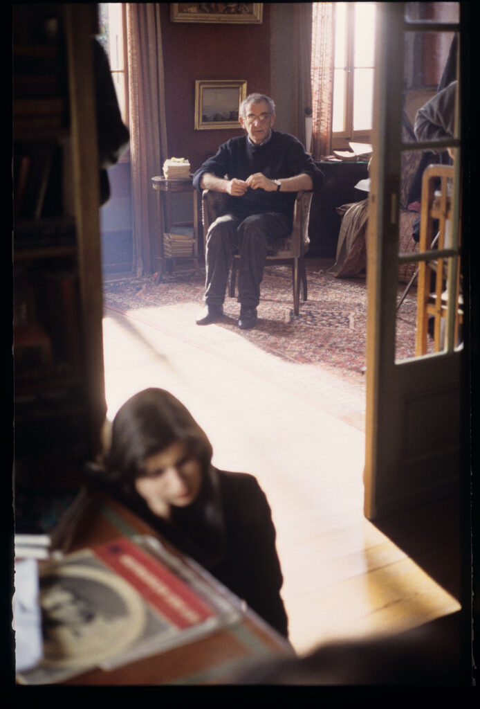 Krzysztof Kieślowski (reżyser) i Irène Jacob (aktorka grająca Valentine) na planie zdjęciowym w mieszkaniu sędziego.