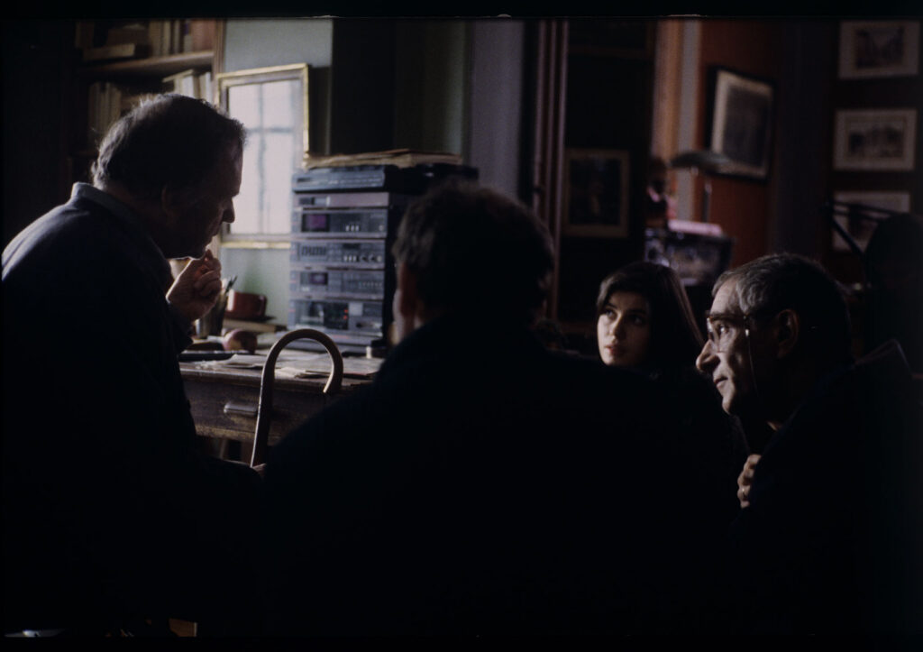 Kieślowski (reżyser) rozmawia z aktorami Trintignantem (grającym Kerna) i Jacob (grającą Valentine) przy tłumaczu Grena.