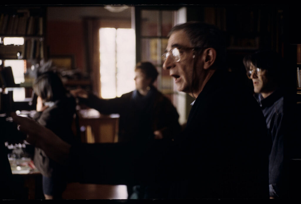 Krzysztof Kieślowski (reżyser) w otoczeniu ekipy na planie zdjęciowym w mieszkaniu sedziego.