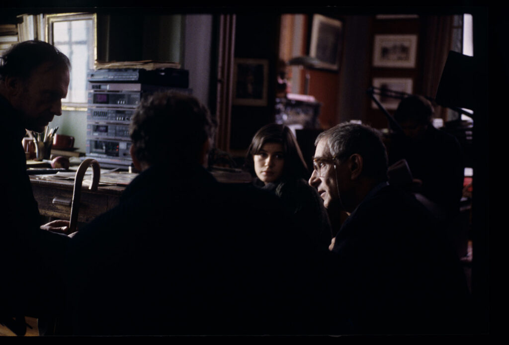 Kieślowski (reżyser) rozmawia z aktorami Trintignantem (grającym Kerna) i Jacob (grającą Valentine) przy tłumaczu Grena.