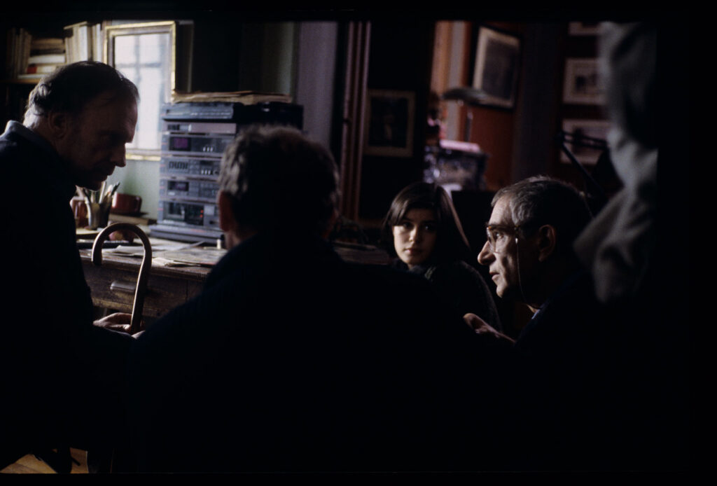 Kieślowski (reżyser) rozmawia z aktorami Trintignantem (grającym Kerna) i Jacob (grającą Valentine) przy tłumaczu Grena.