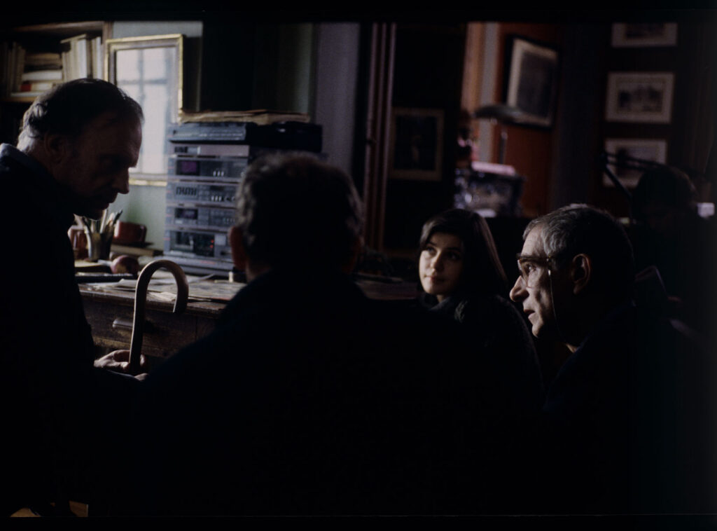 Kieślowski (reżyser) rozmawia z aktorami Trintignantem (grającym Kerna) i Jacob (grającą Valentine) przy tłumaczu Grena.