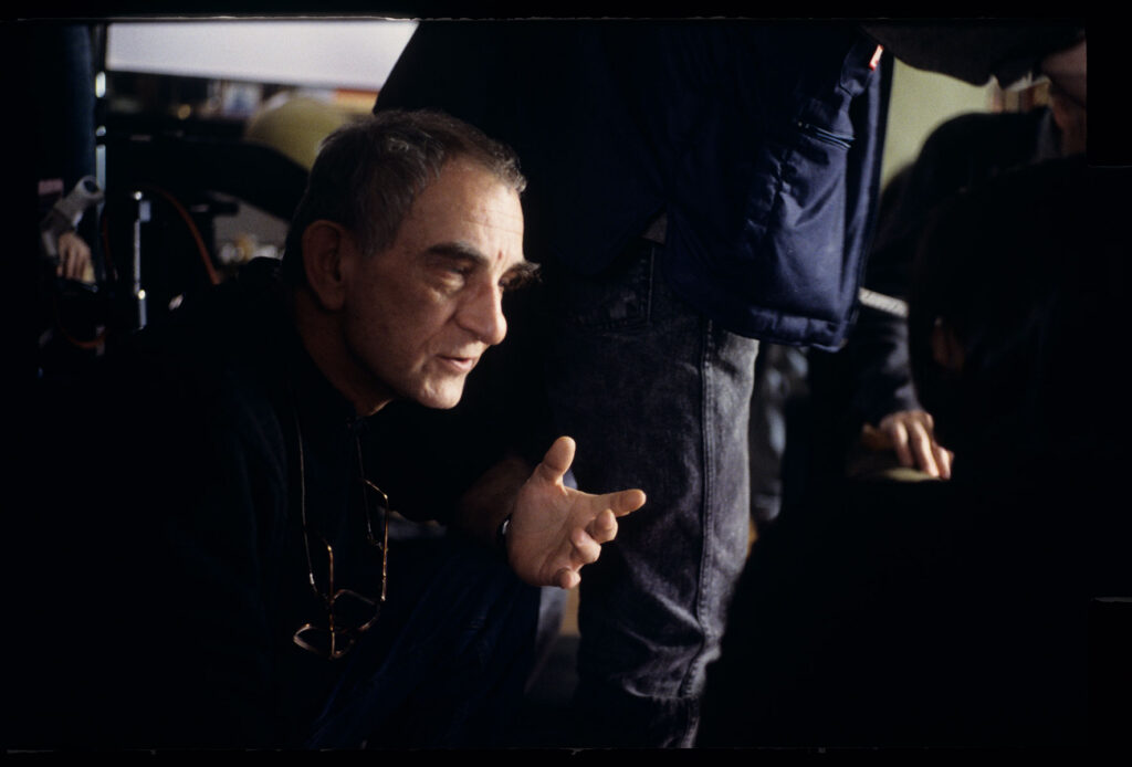 Kieślowski (reżyser) udziela wskazówek Irène Jacob (odtwarzającej rolę Valentine) na planie zdjęciowym w mieszkaniu sędziego.