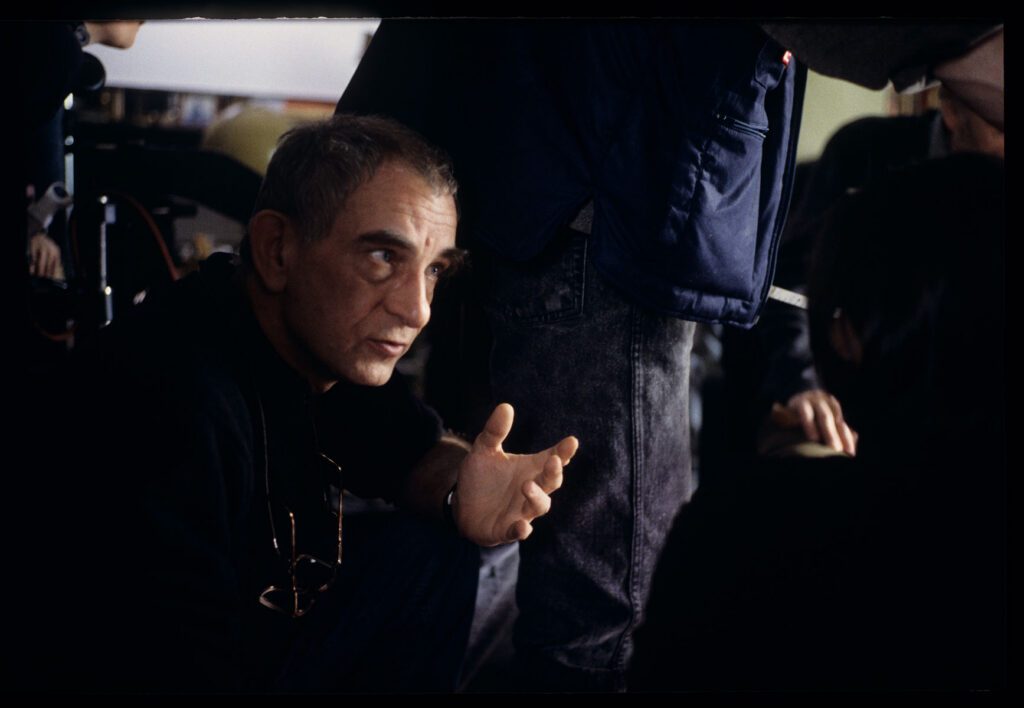 Kieślowski (reżyser) udziela wskazówek aktorce Irène Jacob (grającej Valentine) na planie zdjęciowym w mieszkaniu sędziego.