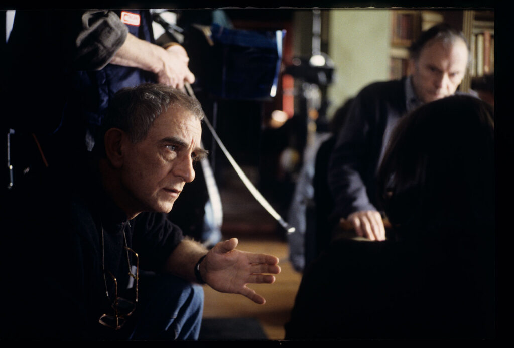 Kieślowski (reżyser) udziela wskazówek aktorce Irène Jacob (grającej Valentine) na planie zdjęciowym w mieszkaniu sędziego.
