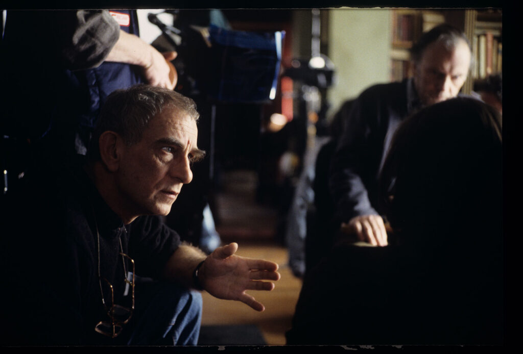 Kieślowski (reżyser) udziela wskazówek aktorce Irène Jacob (grającej Valentine) na planie zdjęciowym w mieszkaniu sędziego.