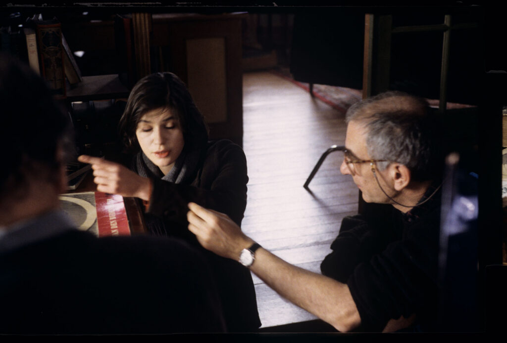 Krzysztof Kieślowski (reżyser) udziela wskazówek Irène Jacob (w roli Valentine) na planie zdjęciowym w mieszkaniu sędziego.