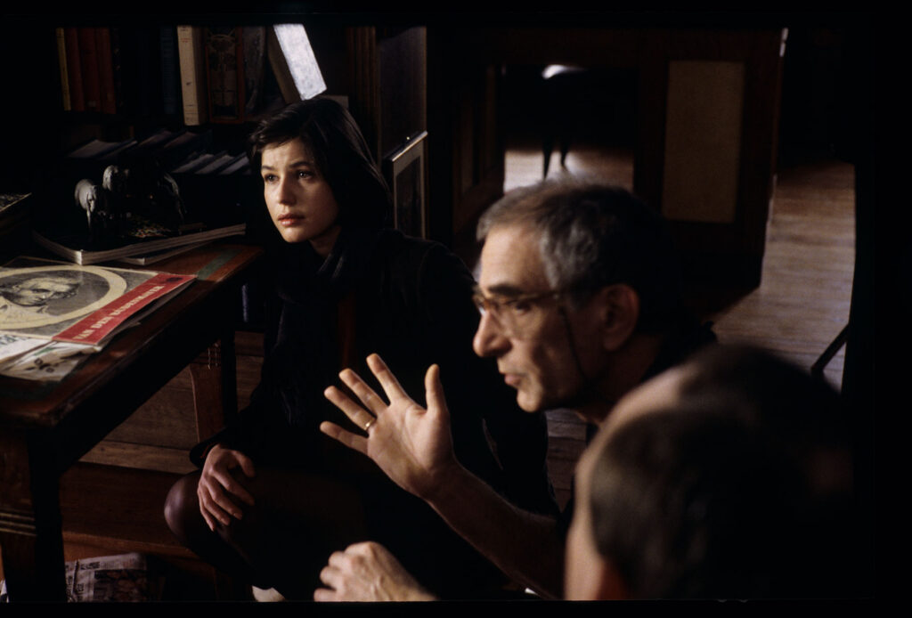 Krzysztof Kieślowski (reżyser) udziela wskazówek Irène Jacob (w roli Valentine) na planie zdjęciowym w mieszkaniu sędziego.