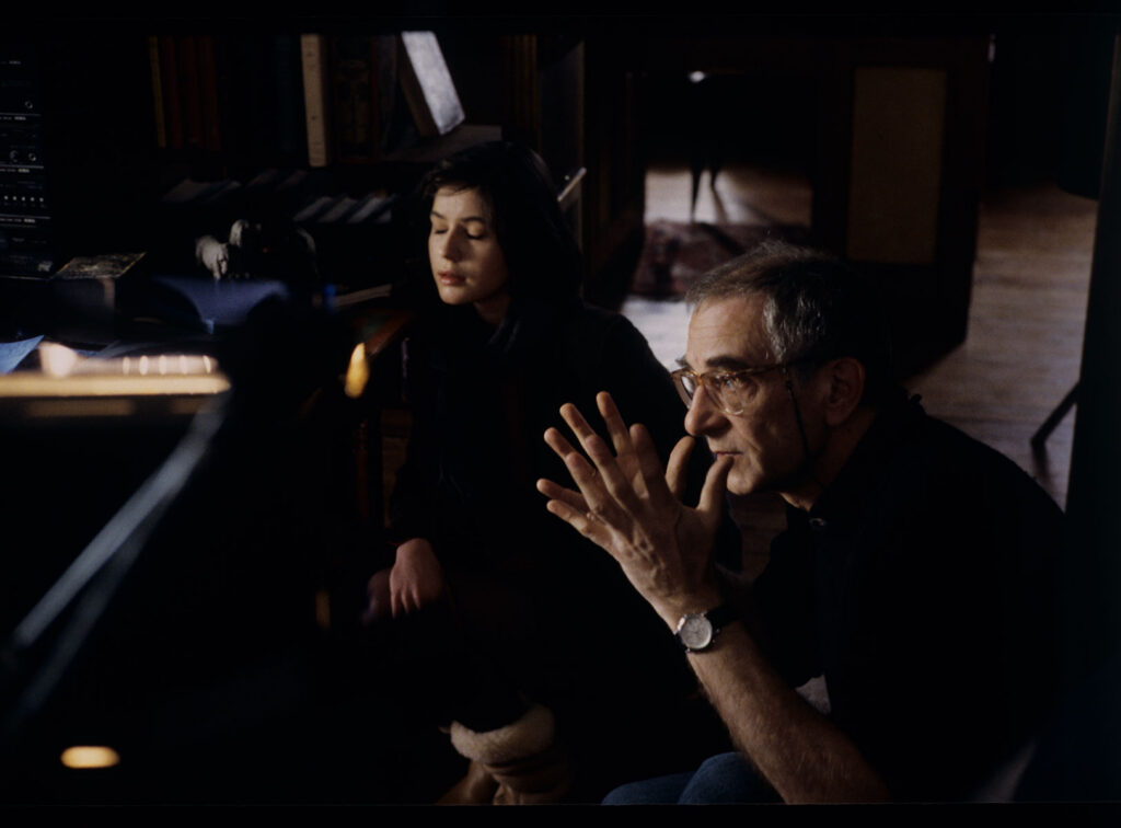 Krzysztof Kieślowski (reżyser) udziela wskazówek Irène Jacob (w roli Valentine) na planie zdjęciowym w mieszkaniu sędziego.
