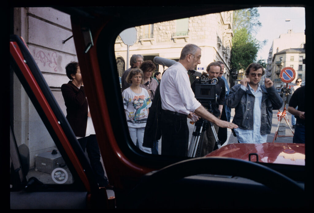 Na planie zdjęciowym przy samochodzie Auguste stoi część ekipy filmowej.