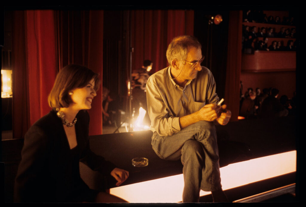 Krzysztof Kieślowski (director) and Irène Jacob (as Valentine) backstage at the theater during the filming of a fashion show.