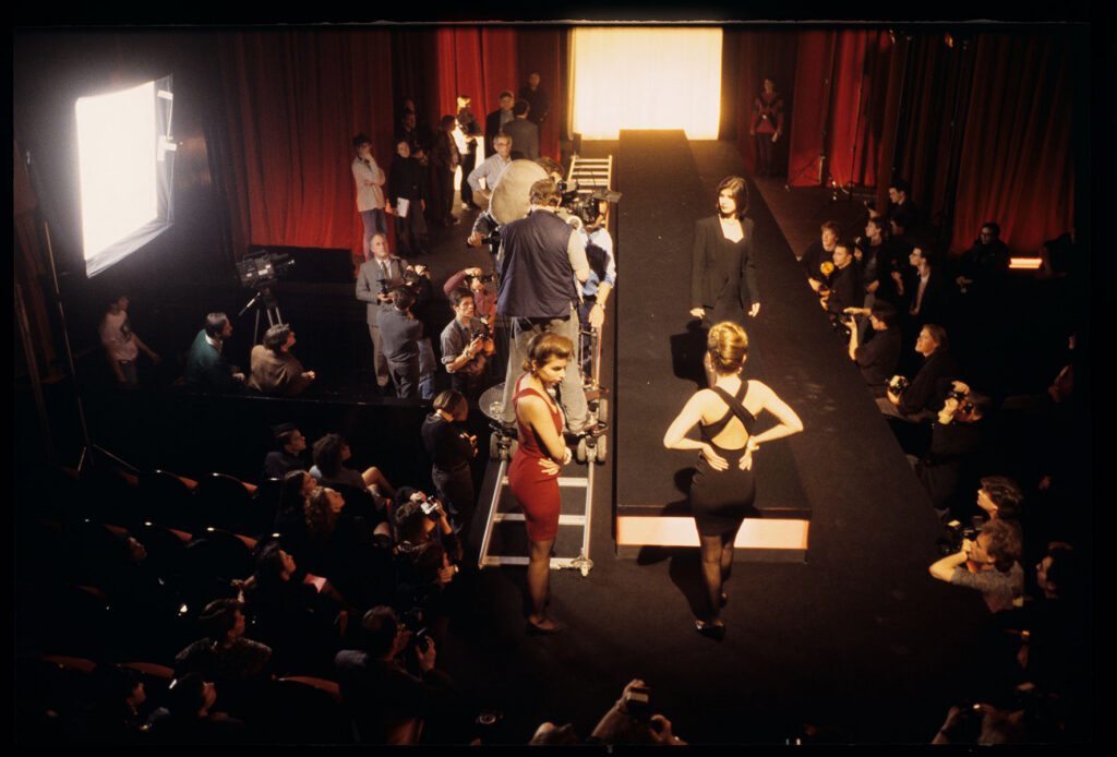 The crew during the filming of a scene in the theater audience. Among the models is actress Irène Jacob.