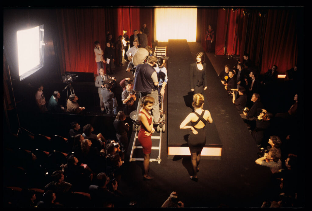 The crew during the filming of a scene in the theater audience. Among the models is actress Irène Jacob.