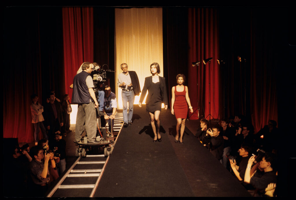 The crew during the filming of a scene in the theater audience. Among the models is actress Irène Jacob.