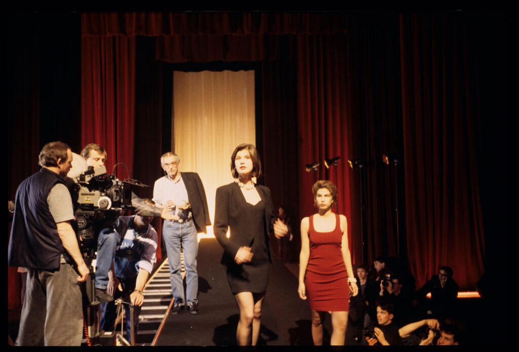 The crew during the filming of a scene in the theater audience. Among the models is actress Irène Jacob.
