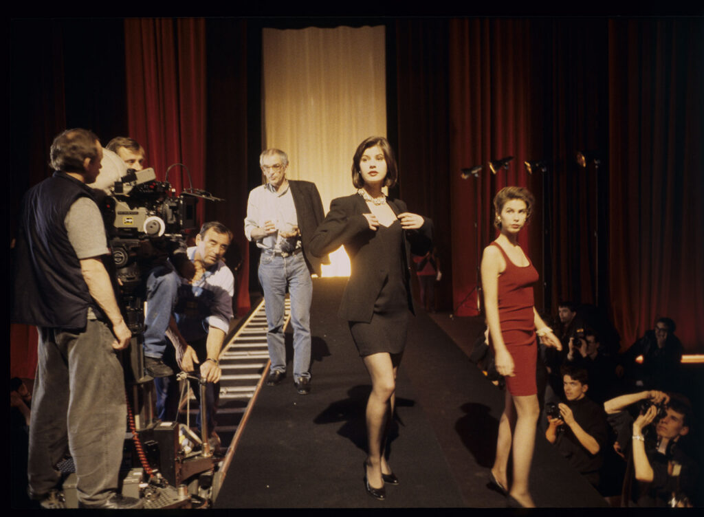 The crew during the filming of a scene in the theater audience. Among the models is actress Irène Jacob.