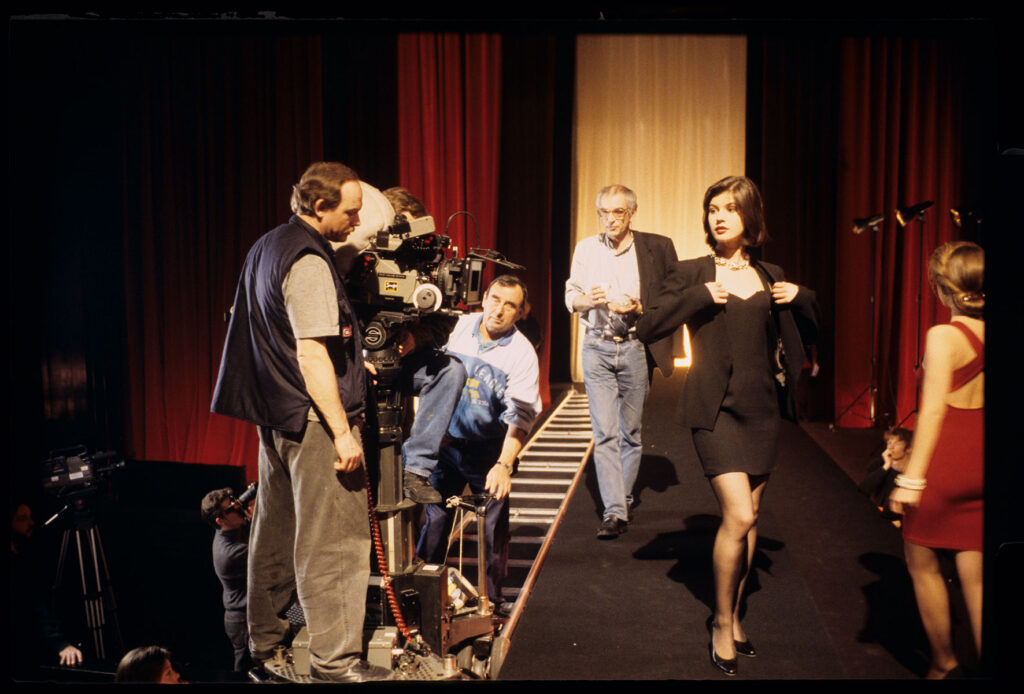 The crew during the filming of a scene in the theater audience. Among the models is actress Irène Jacob.