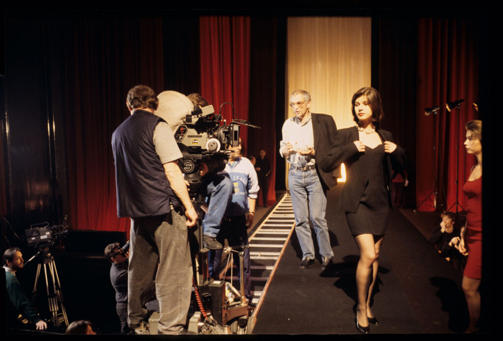 The crew during the filming of a scene in the theater audience. Among the models is actress Irène Jacob.