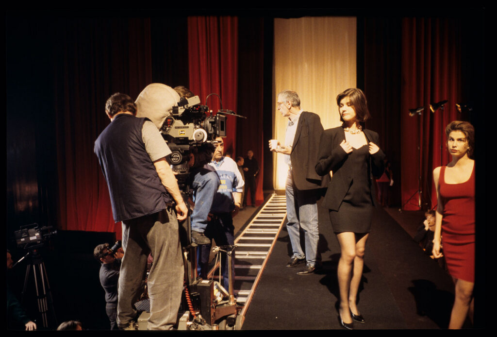 The crew during the filming of a scene in the theater audience. Among the models is actress Irène Jacob.