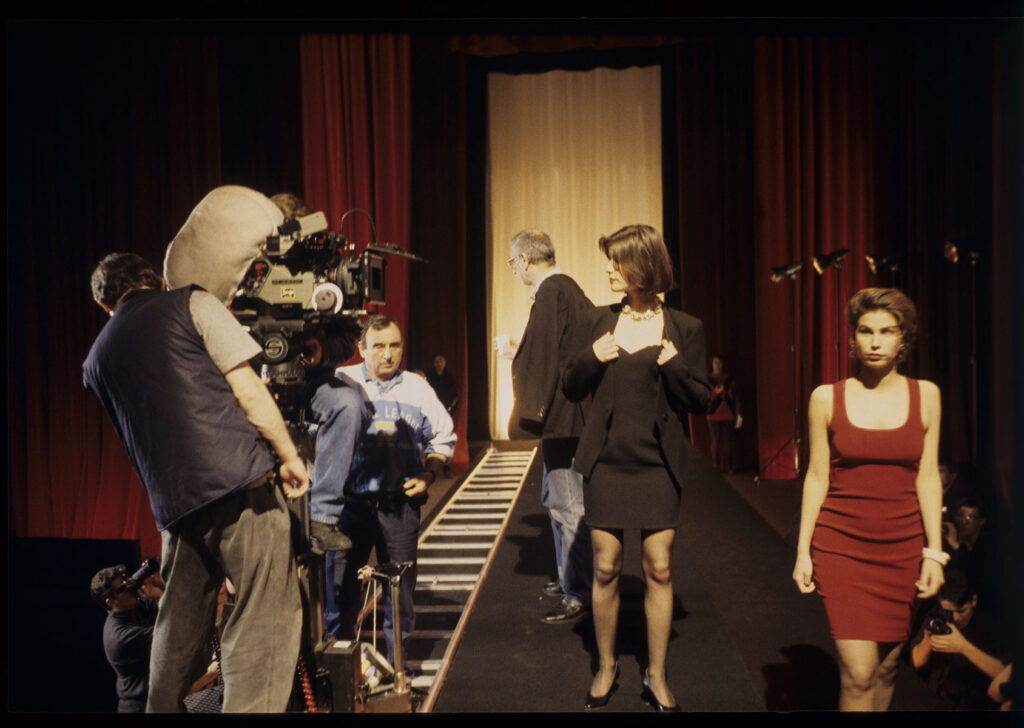 The crew during the filming of a scene in the theater audience. Among the models is actress Irène Jacob.