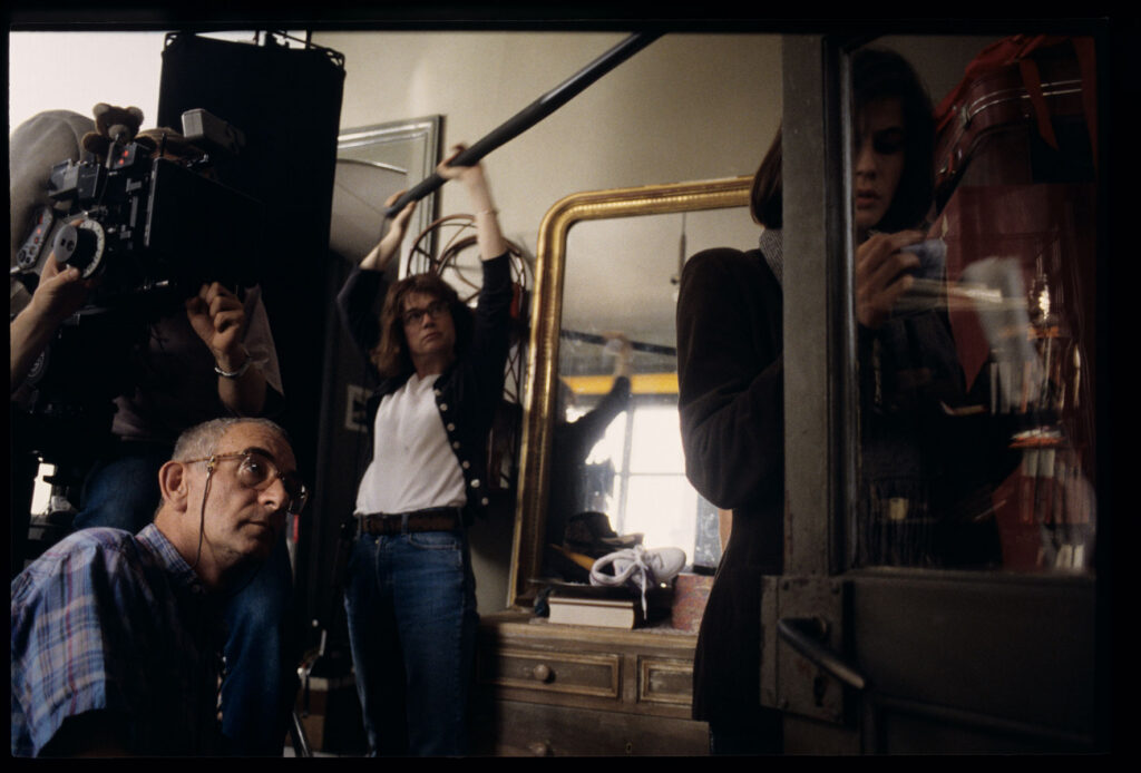 Irène Jacob (as Valentine) during the filming of the scene receiving a refund for the dog's treatment.