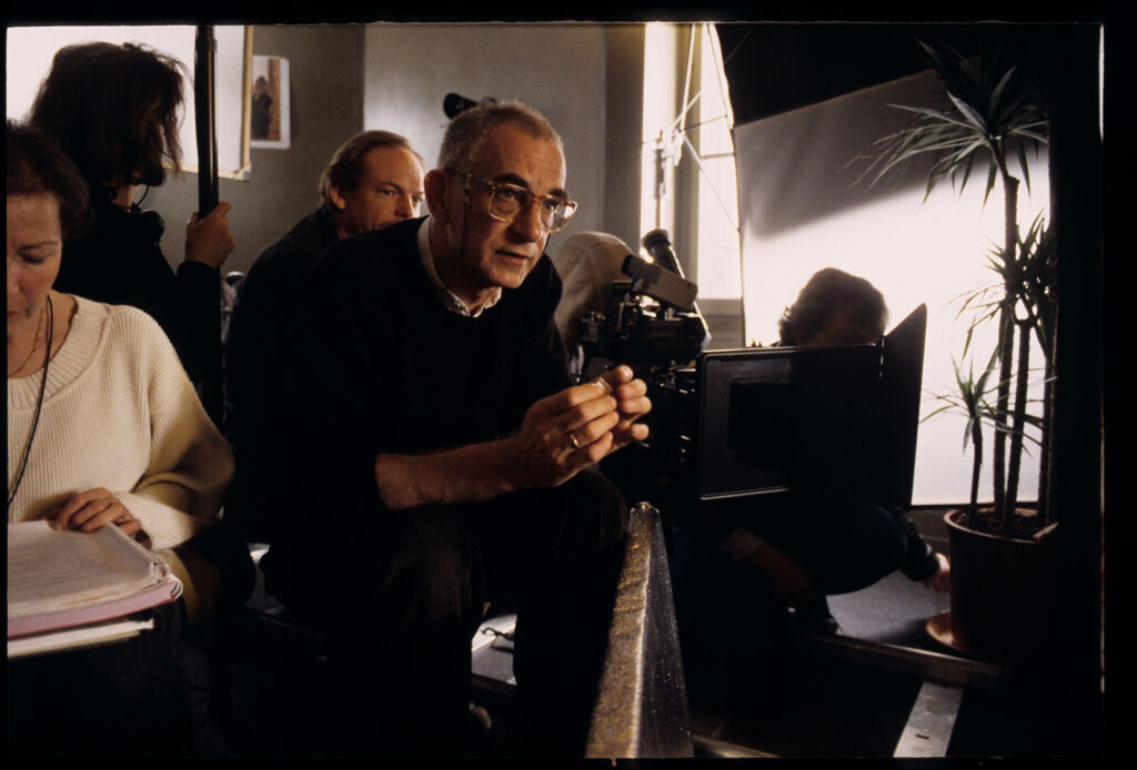 Ekipa na planie filmowym w mieszkaniu Valentine. Na zdjęciu widoczny Kieślowski (reżyser) i pozostali z ekipy filmowej.
