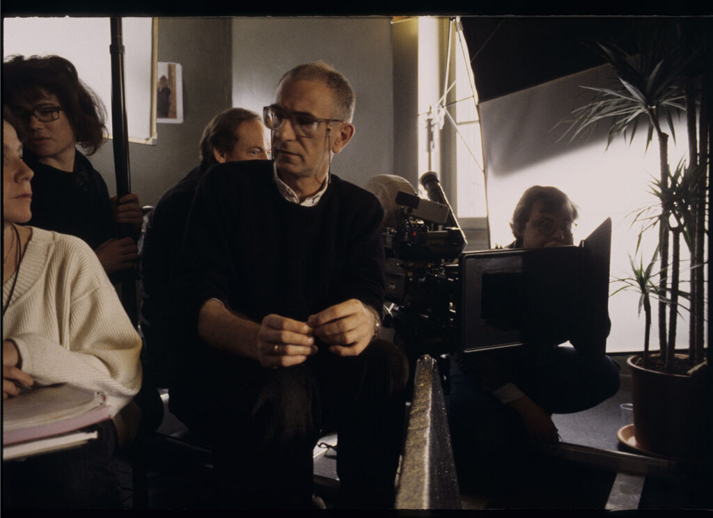 Ekipa na planie filmowym w mieszkaniu Valentine. Na zdjęciu widoczny Kieślowski (reżyser) i pozostali z ekipy filmowej.