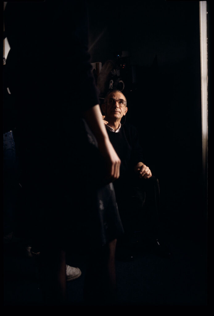 Krzysztof Kieślowski (reżyser) i Irène Jacob (aktorka) na planie zdjęciowym w mieszkaniu Valentine.