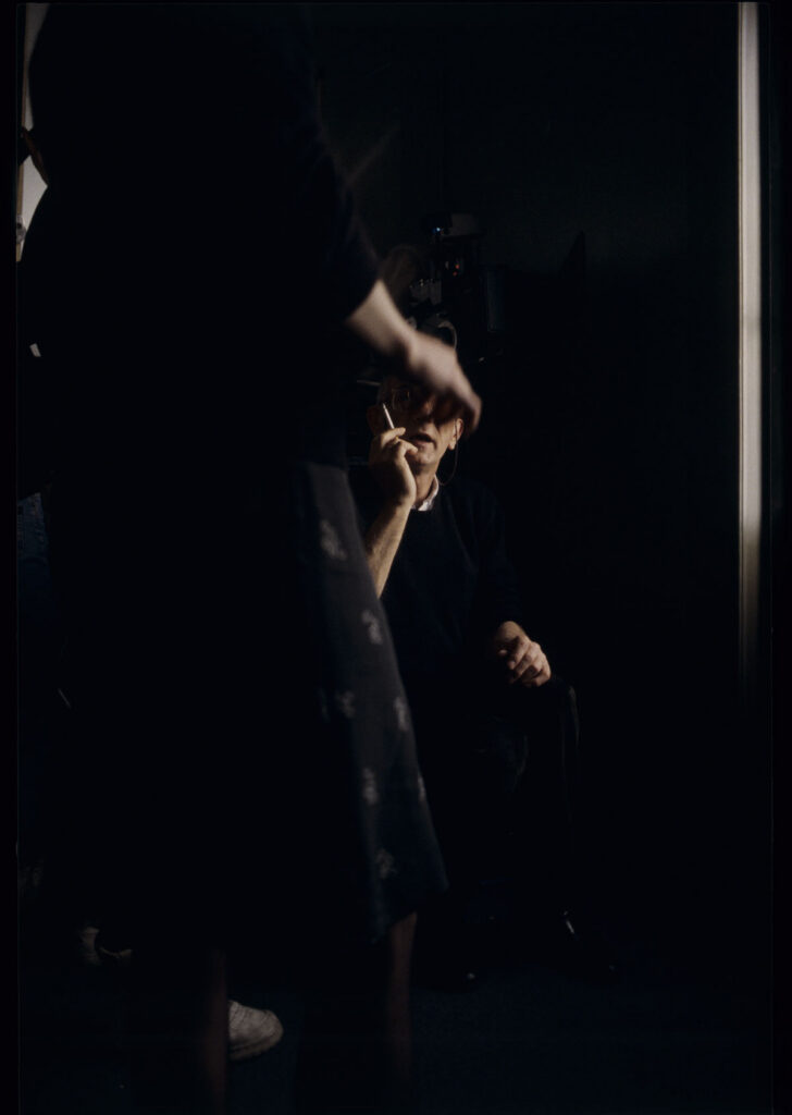 Krzysztof Kieślowski (reżyser) i Irène Jacob (aktorka) na planie zdjęciowym w mieszkaniu Valentine.